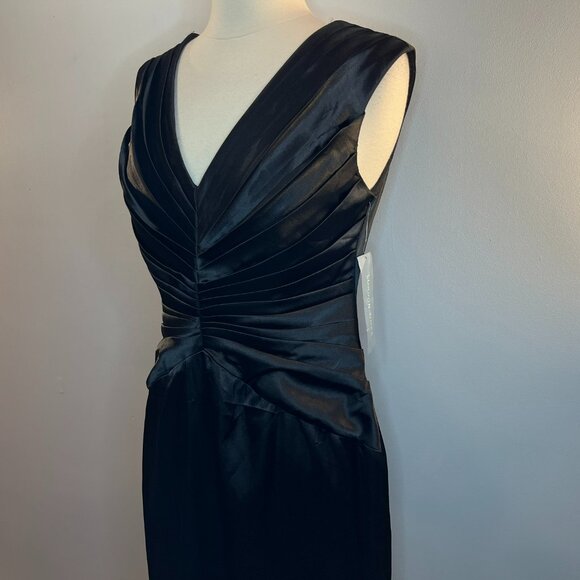 London Times Elegant Black V-Neck Mini Dress - Picture 2 of 5